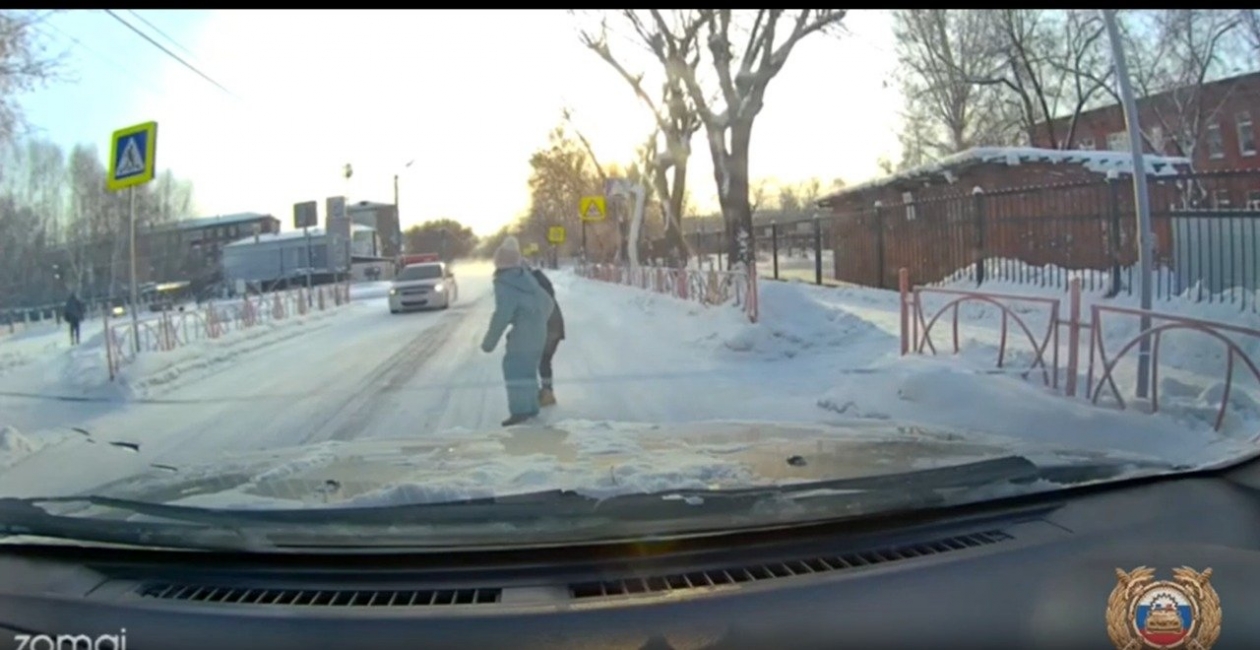 В Усолье-Сибирском едва не сбившего двоих детей водителя привлекли к ответственности Госавтоинспекция Иркутской области