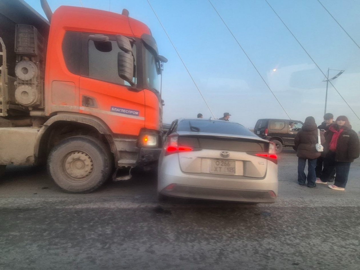 На Золотом мосту во Владивостоке столкнулись большегруз и Toyota Prius ИА PrimaMedia