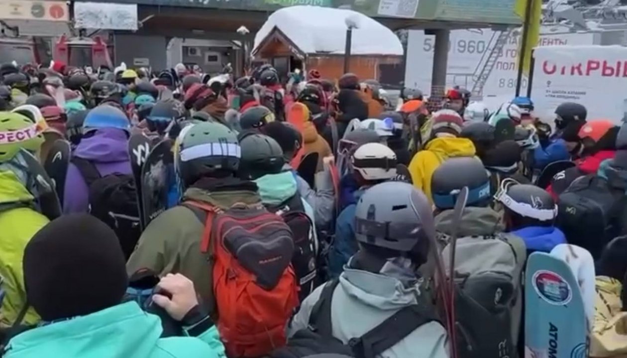 Гигантские очереди на подъемник выстроились на Красной Поляне t.me/soch01