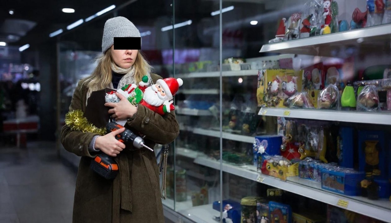 Недовольная покупательница украла игрушку Деда Мороза и шуруповерт в Иркутске Kandinsky 5.0 (12+)