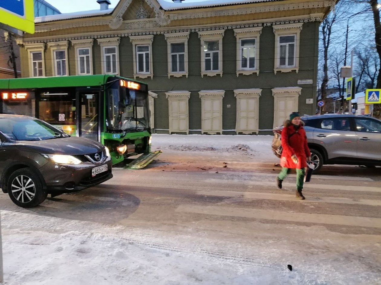 Автобус разбил кузов в столкновении с кроссовером в Правобережном округе Иркутска ИА IrkutskMedia