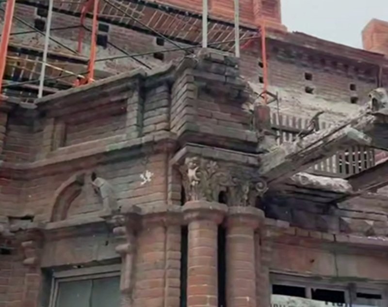 Реставраторы вручную возрождают облик дома купца Лихацкого в Краснодаре t.me/emnaumov