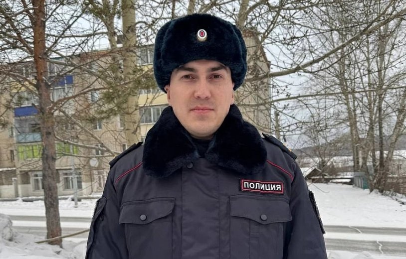 Полицейский из Сковородина Сергей Марков вынес пенсионерку из горящей квартиры МВД-медиа