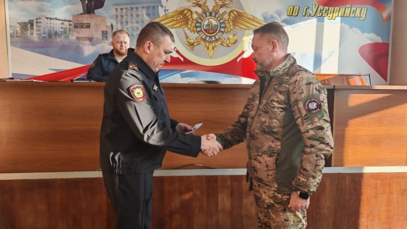 В Уссурийске начальник отдела МВД вручил удостоверения и нагрудные знаки представителям новой народной дружины тг-канал (18+) полиции Приморья