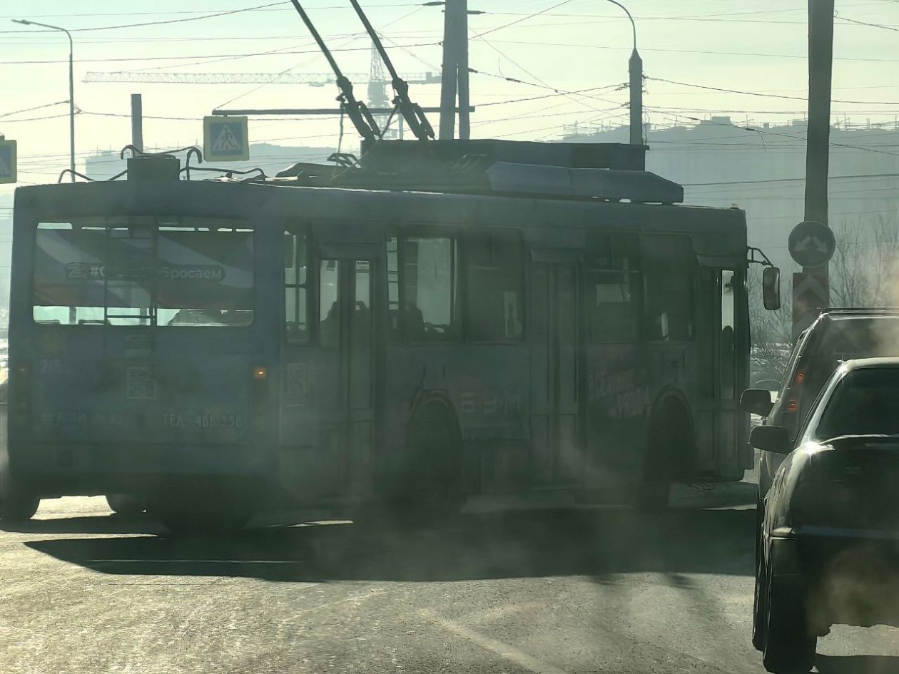 Из-за сломавшегося троллейбуса образовалась пробка на Маратовской развязке в Иркутске ИА IrkutskMedia
