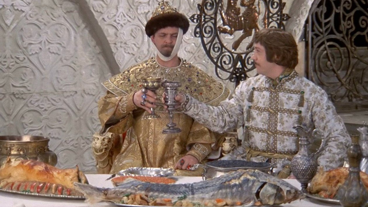 Какую еду в СССР ставили на праздничный стол и считали деликатесом, а сейчас страшно попробовать кадр из фильма &quotИван Васильевич меняет профессию&quot (6+)