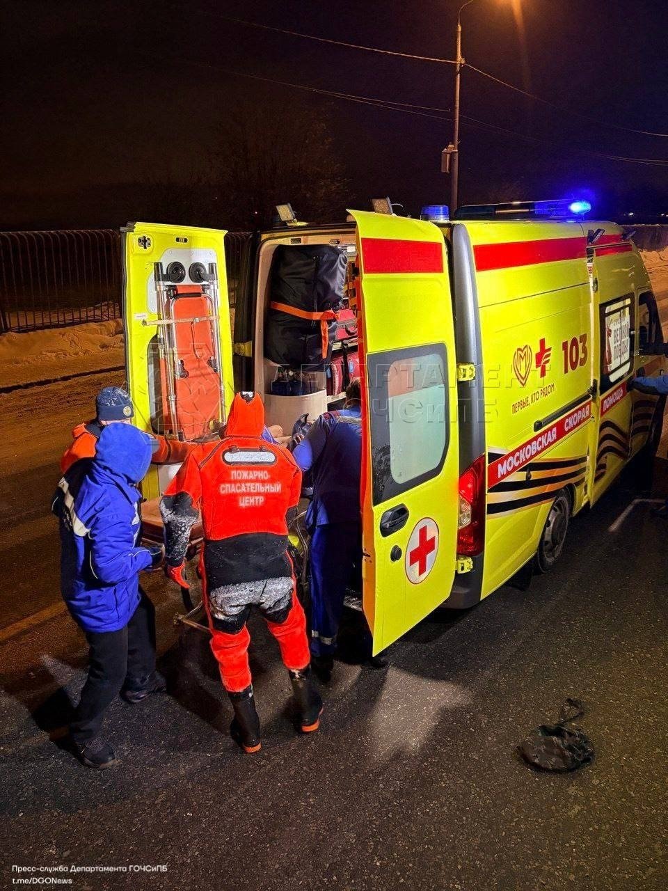 Спасение девушки из реки-Москва из тг-канала (18+)  Департамента ГОЧСиПБ в Москве