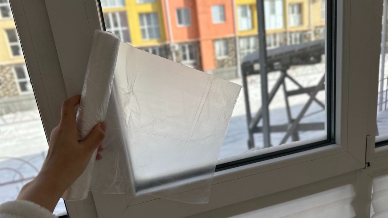 Наклеила пищевую плёнку на окна - и счета за отопление резко упали: дома тепло даже в метель ИА KrasnodarMedia