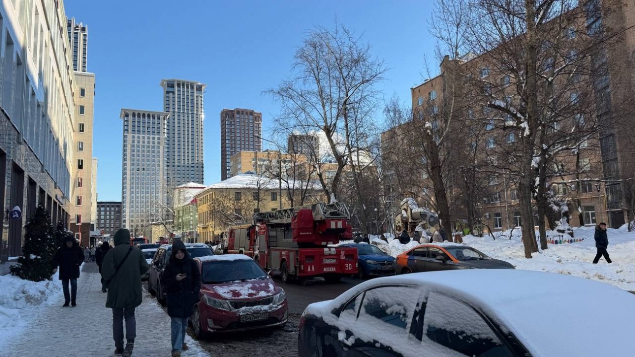 Обстановка возле административного здания в Москве, где пожар ИА StolicaMedia