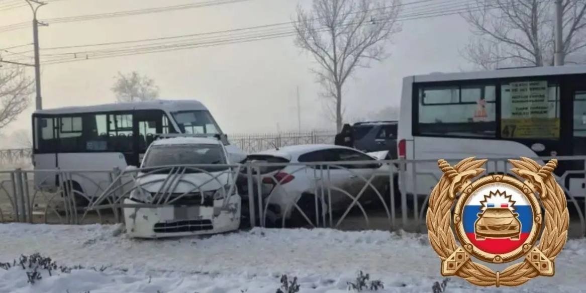 Пассажирка пострадала в ДТП с двумя машинами и двумя маршрутками в Ставрополе пресс-служба Госавтоинспекции Ставрополья