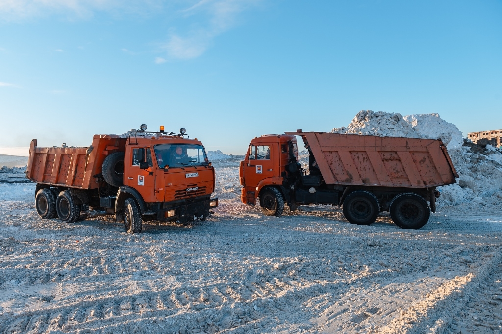 В Магадане городские службы ведут расчистку и расширение проезжей части Источник