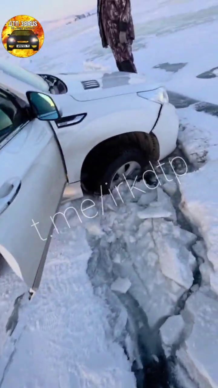 Внедорожник провалился под лед на Байкале Тг-канал(18+) &quotДТП38&quot