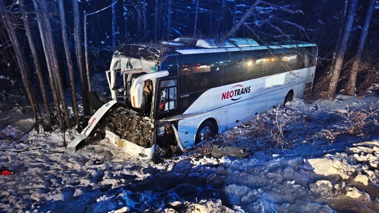 Водителя автобуса зажало в кабине при столкновении с большегрузом в Якутии Служба спасения РС (Я)
