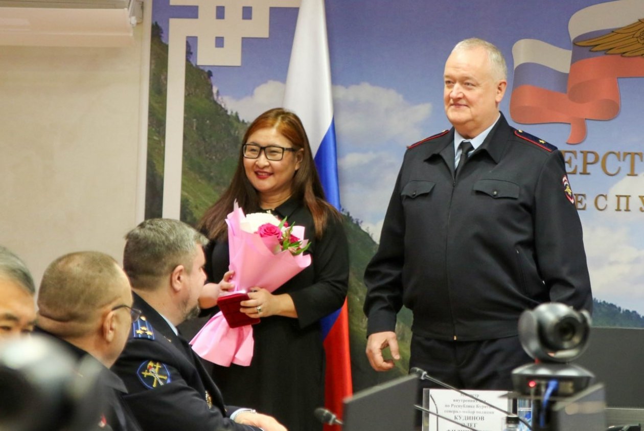 Журналисту телеканала &quotБурятия&quot вручили награду МВД за борьбу с мошенниками МВД по Бурятии