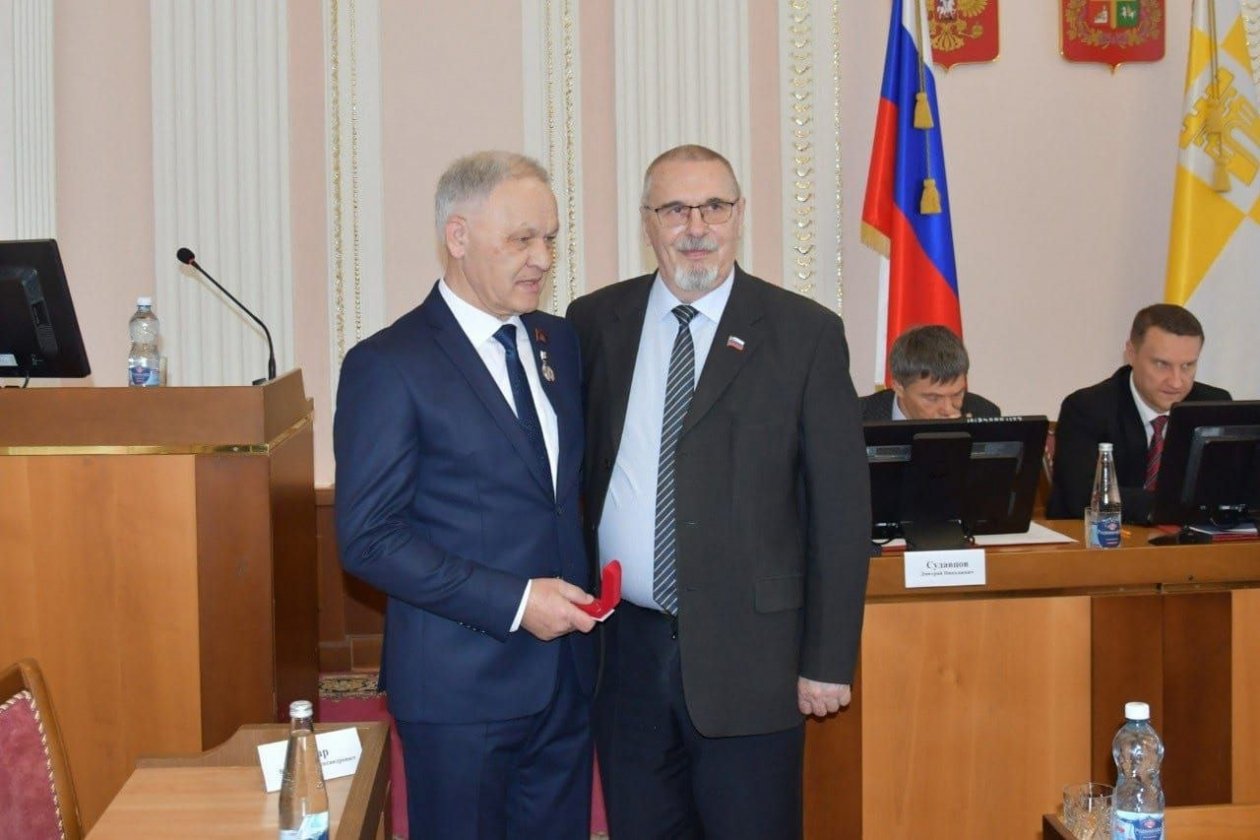 Награду за заслуги перед городом вручили депутату Виктору Лозовому в Ставрополе телеграм-канал (18+) Георгия Колягина