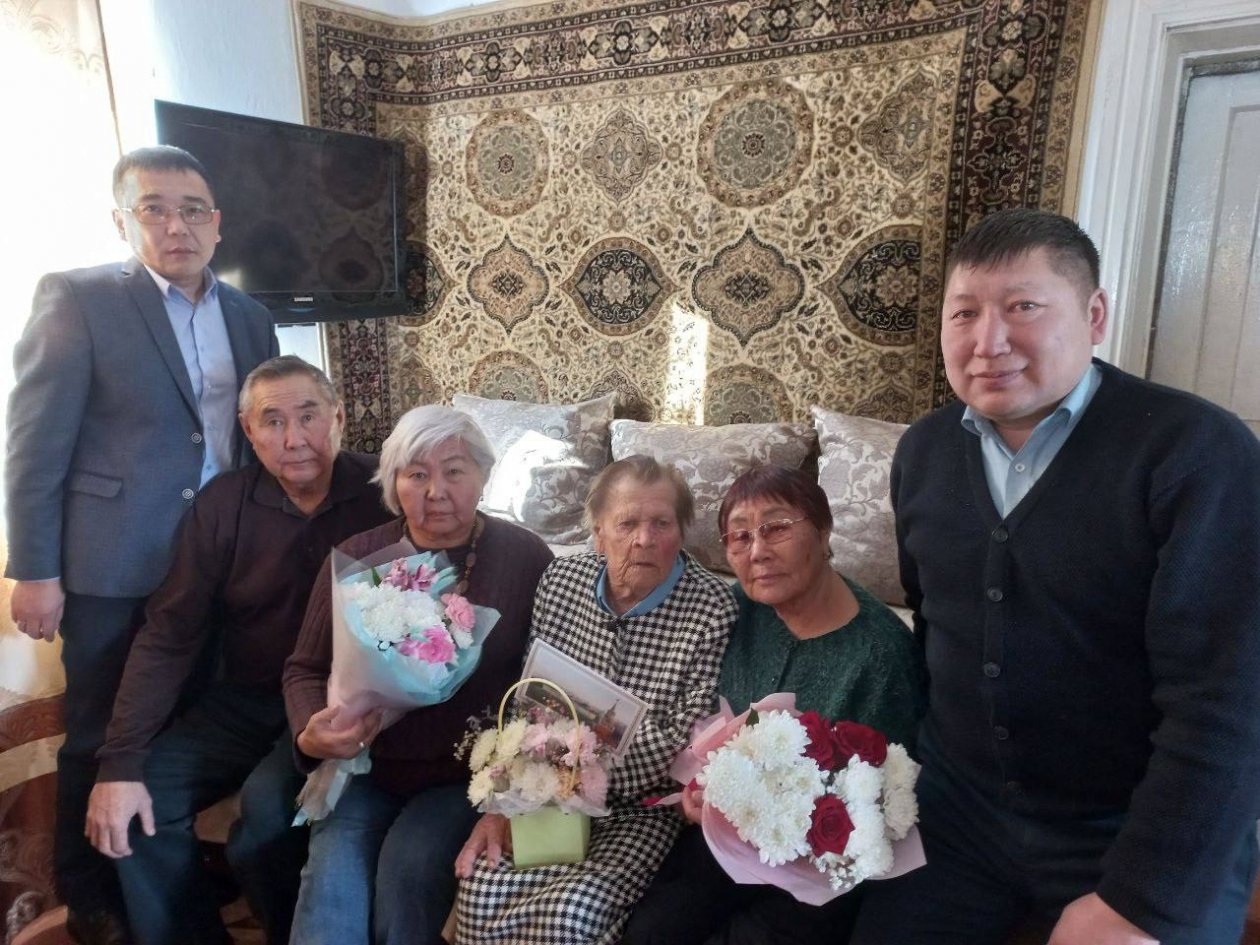 Прошедшая концлагерь жительница Эхирит-Булагатского района отмечает 98-й день рождения Телеграм-канал (18+) мэра Эхирит-Булагатского района Геннадия Осодоева