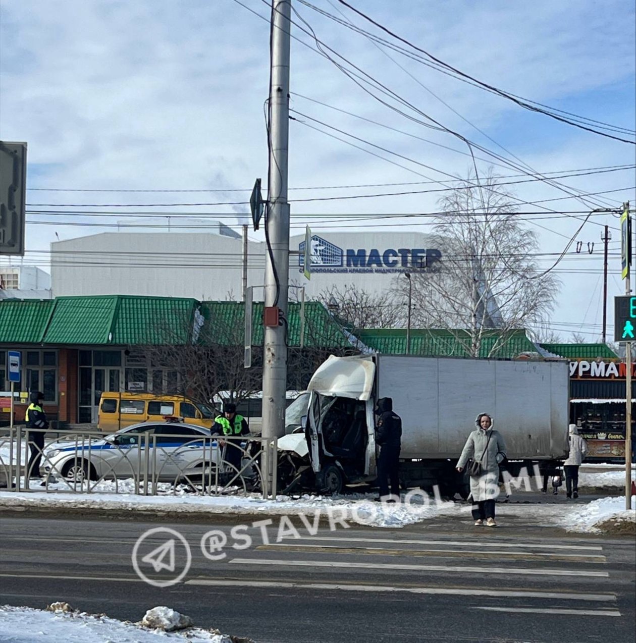 Грузовик врезался в столб возле автостанции в Ставрополе Телеграм-канал &quotНовости Ставрополя и края&quot (18+)