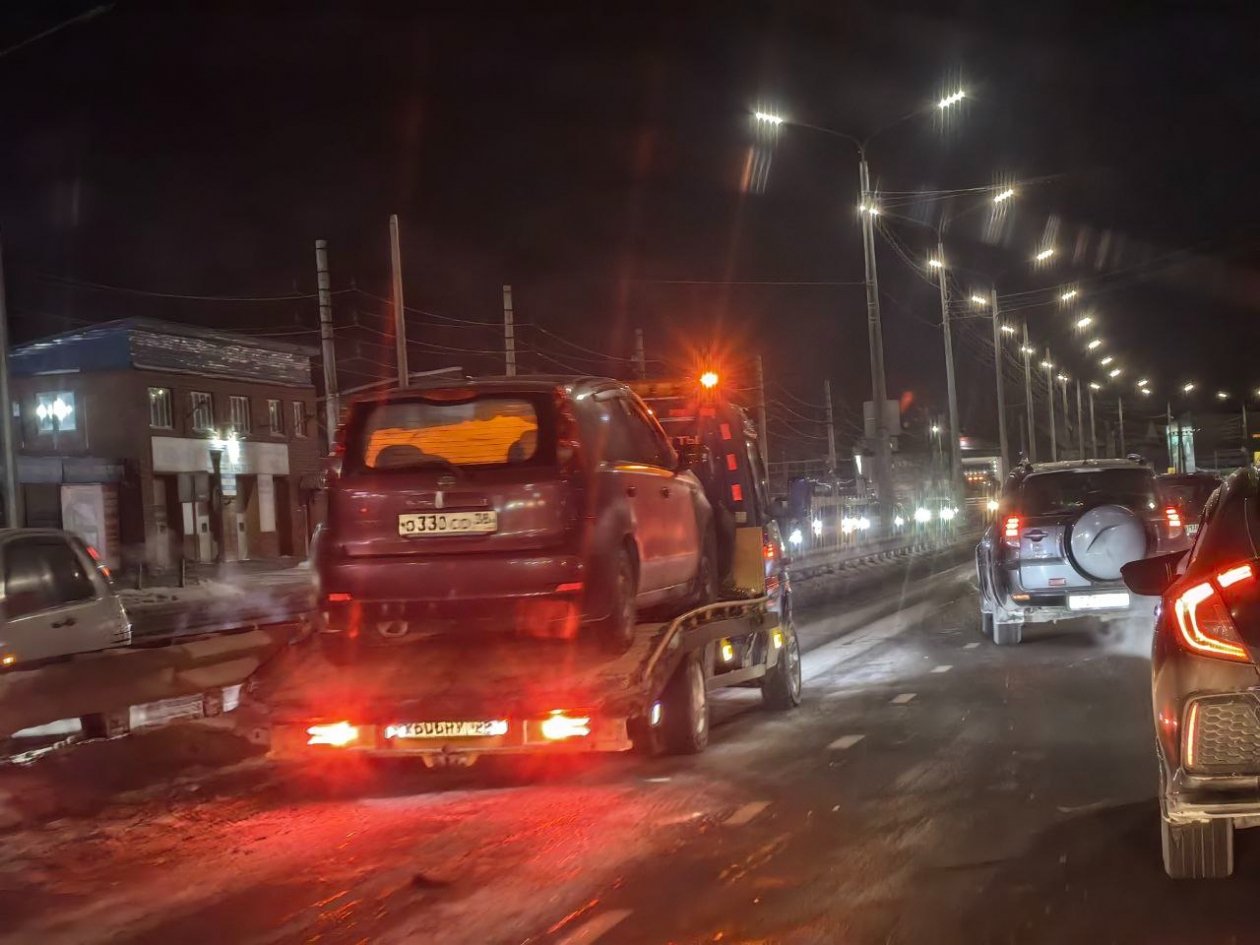 Огромная пробка образовалась на улице Трактовой в Иркутске ИА IrkutskMedia