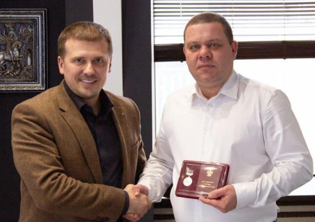 Глава Минтранса Кубани вручил награду вице-мэру Краснодара Дептранс Краснодара
