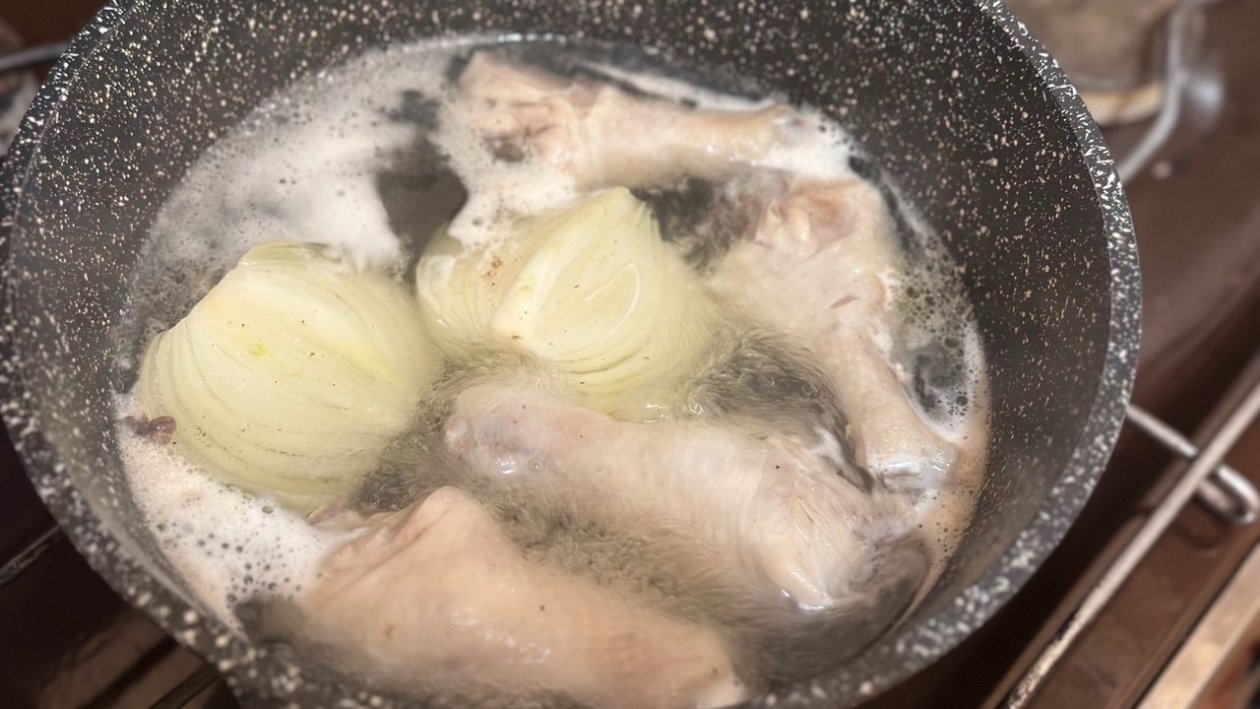 Куриный бульон прозрачный, как стекло, без серых хлопьев - вот что нужно сделать перед варкой ИА KrasnodarMedia