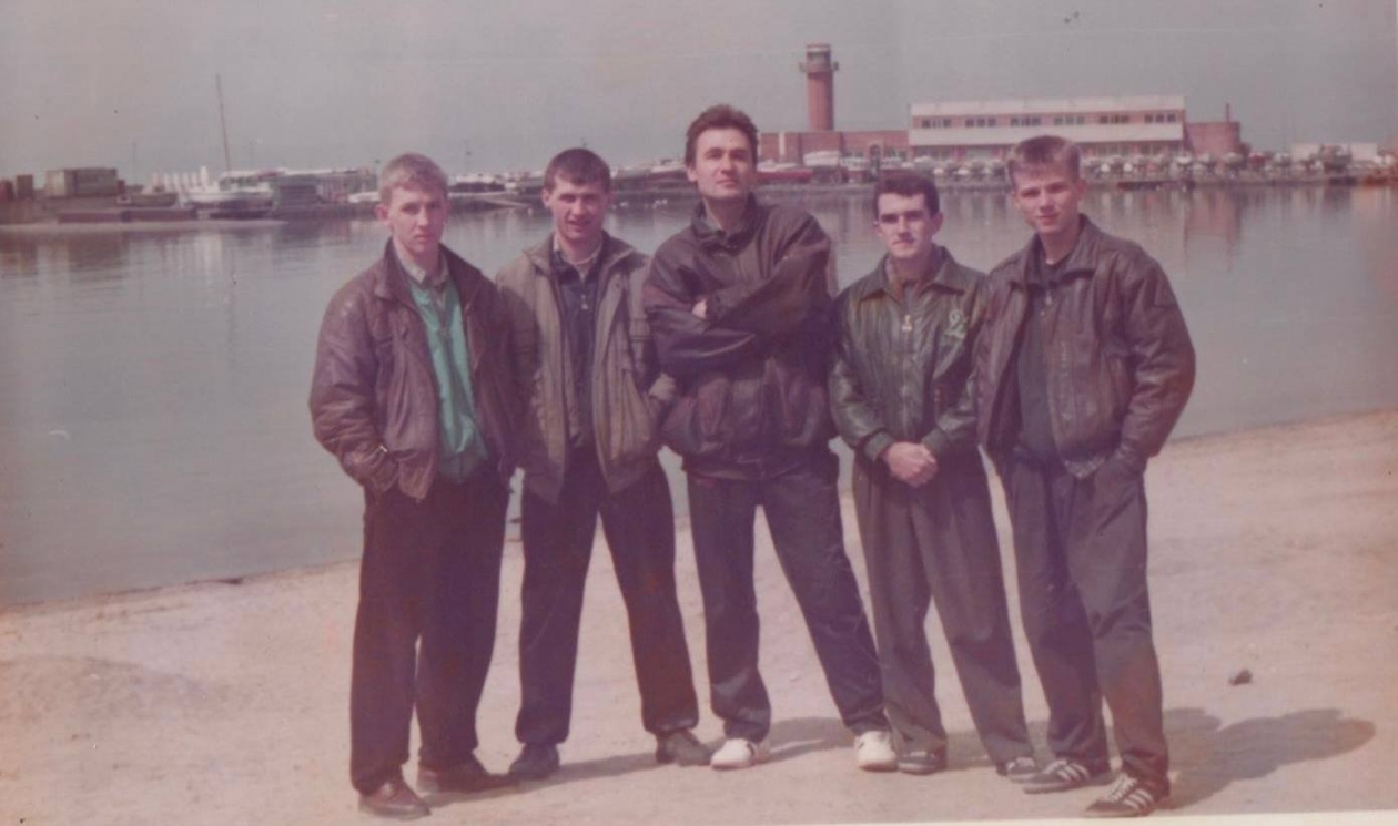 Тренер со своими воспитанниками предоставлено Андреем Подоплеловым