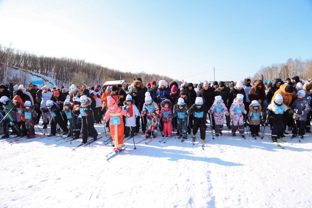 &quotЛыжня России&quot в Благовещенске собрала около 3 тысяч участников и болельщиков правительство Амурской области