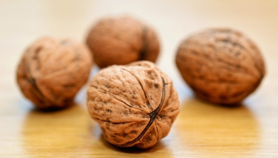 Чищу грецкие орехи за пару минут и никакой орехокол не нужен. Все необходимое уже под рукой: гениальный лайфхак pxhere.com