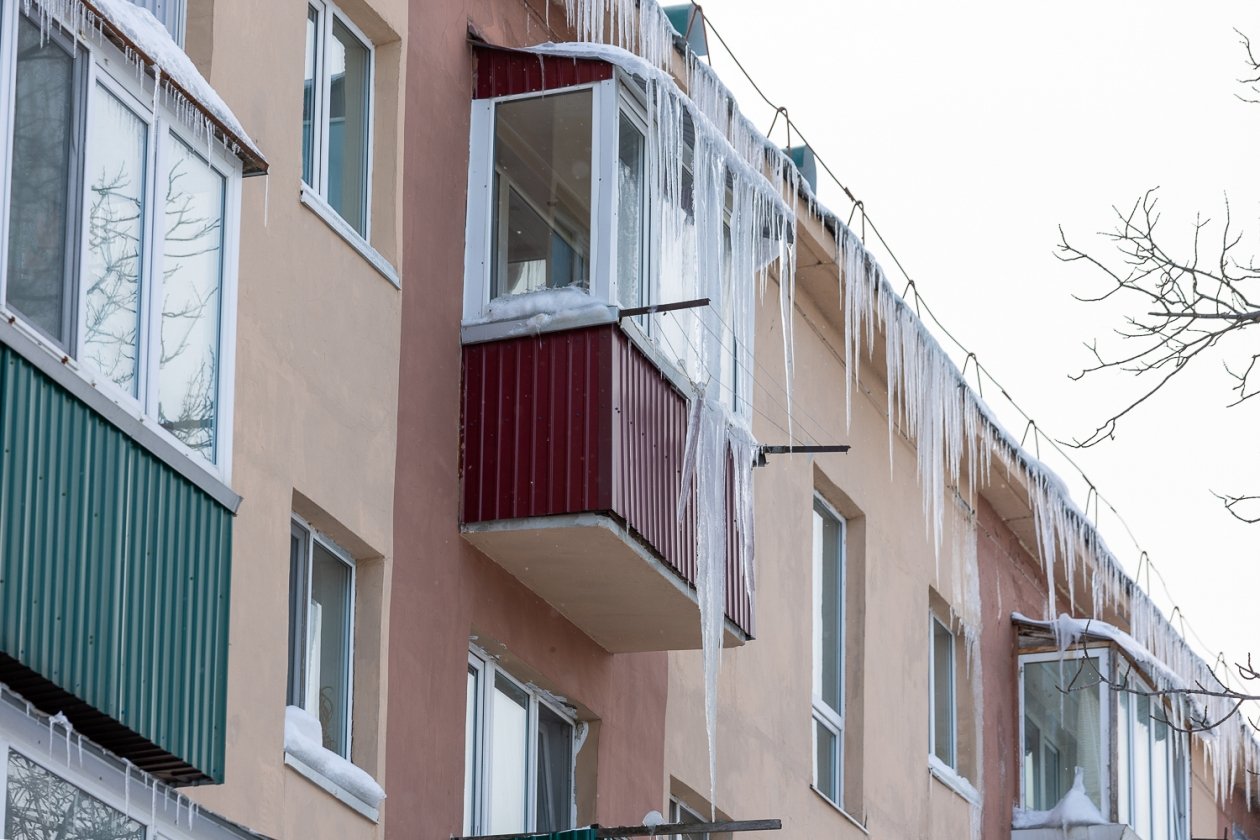 Увешанные сосульками балконы пресс-служба администрации Южно-Сахалинска