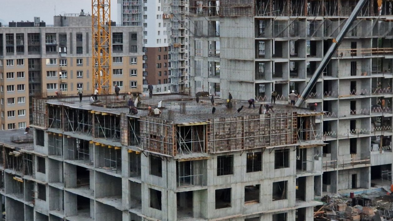 Стройка жилого дома, новостройка, строители Гречанюк В. В., ИА PrimaMedia.ru