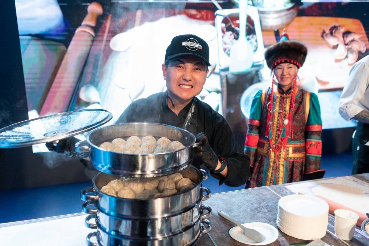 Москвичей накормили буузами и напоили чаем из Кяхты минпромторг Бурятии