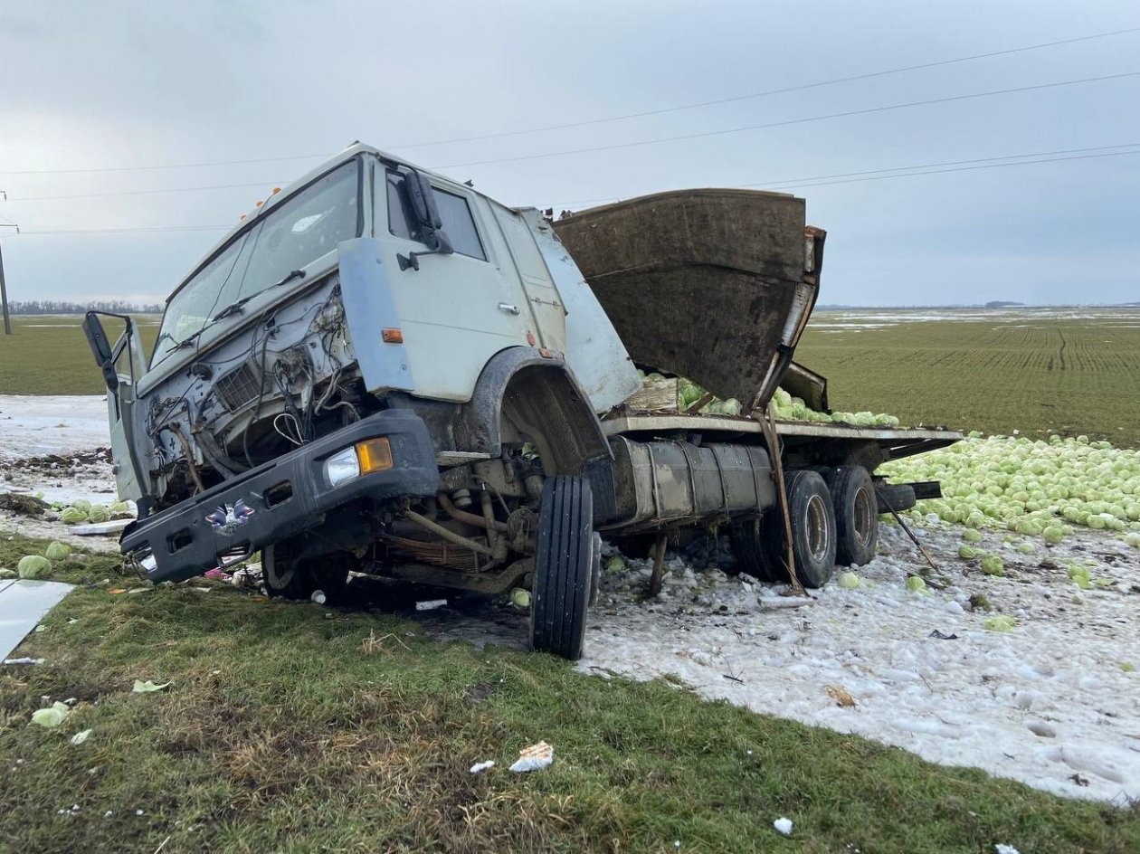 Фура с капустой на огромной скорости вылетела с дороги на Ставрополье Госавтоинспекция Ставрополья