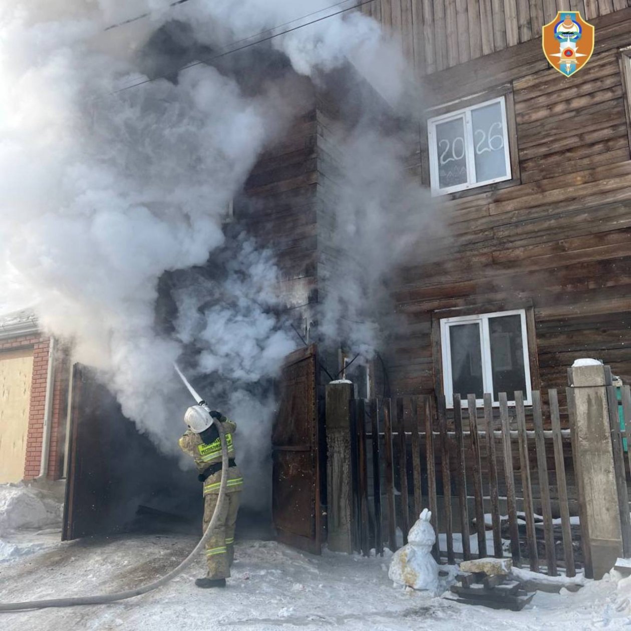 В Бурятии хозяин дома пострадал при пожаре в двухэтажном доме МЧС по Бурятии