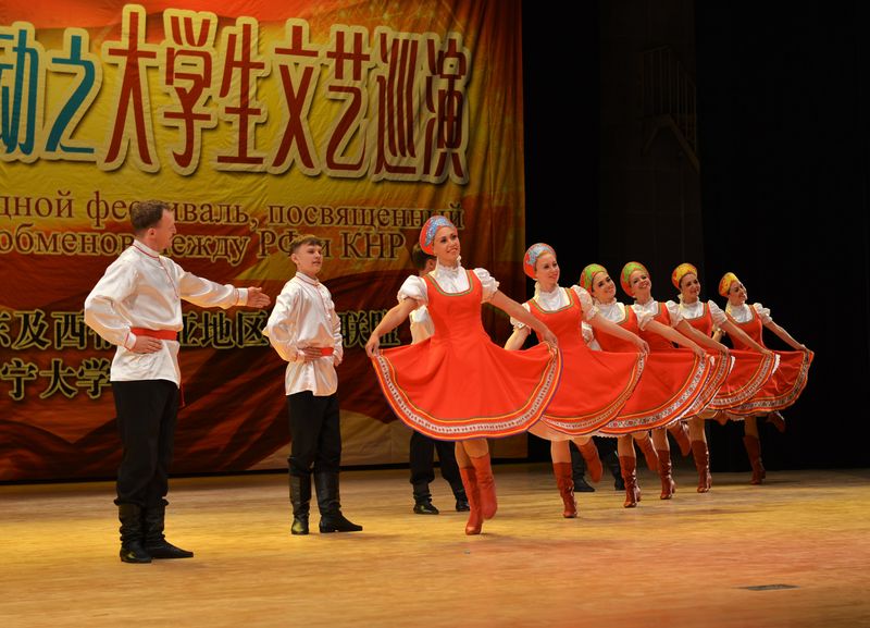 Выступление артистов, Фото с места события из других источников