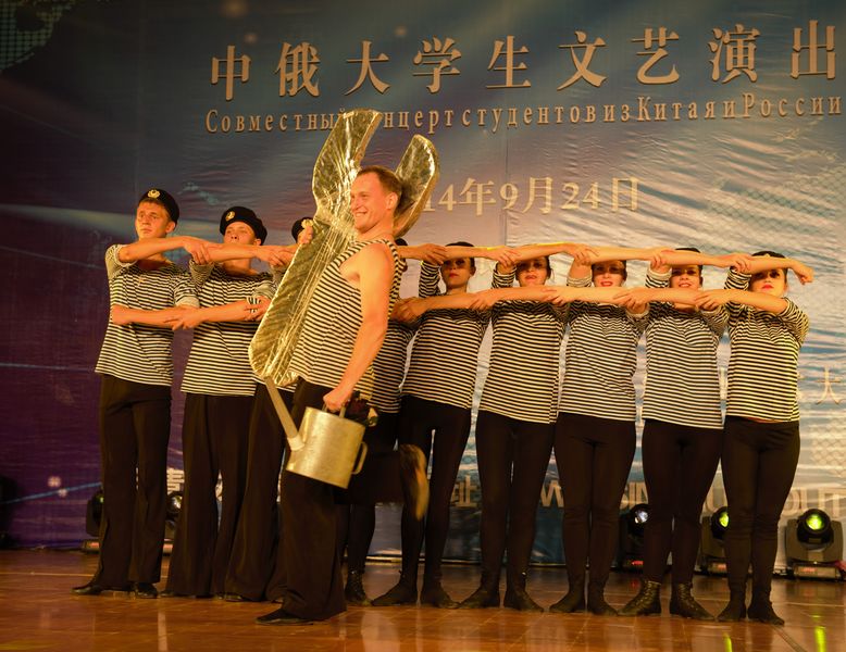 Студенты исполнили танец "Яблочко", Фото с места события из других источников