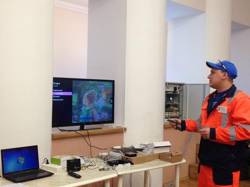 Испытания включали проверку теоретических знаний основ профессии и техники безопасности, а также практические задания, Фото с места события из других источников