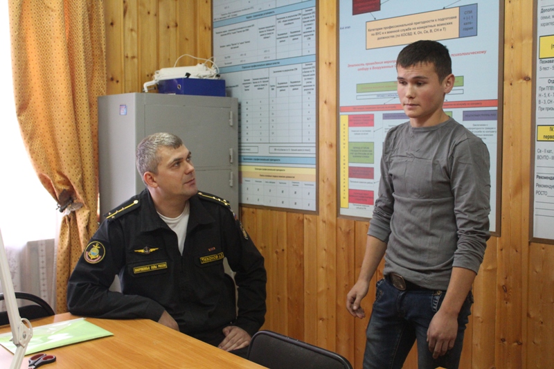 Оперативный дежурный узла связи с наводными кораблями, капитан-лейтенант Алексей Тихонов., Фото с места события собственное