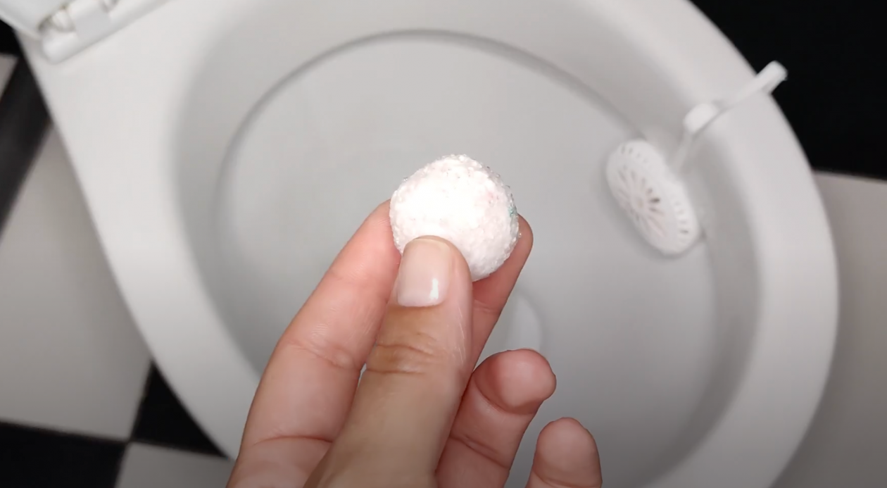 Месяц не чищу унитаз: кладу 2 самодельные бомбочки - сияет как на праздник скриншот видео дзен-канала &quotСоветы для дома&quot (12+)