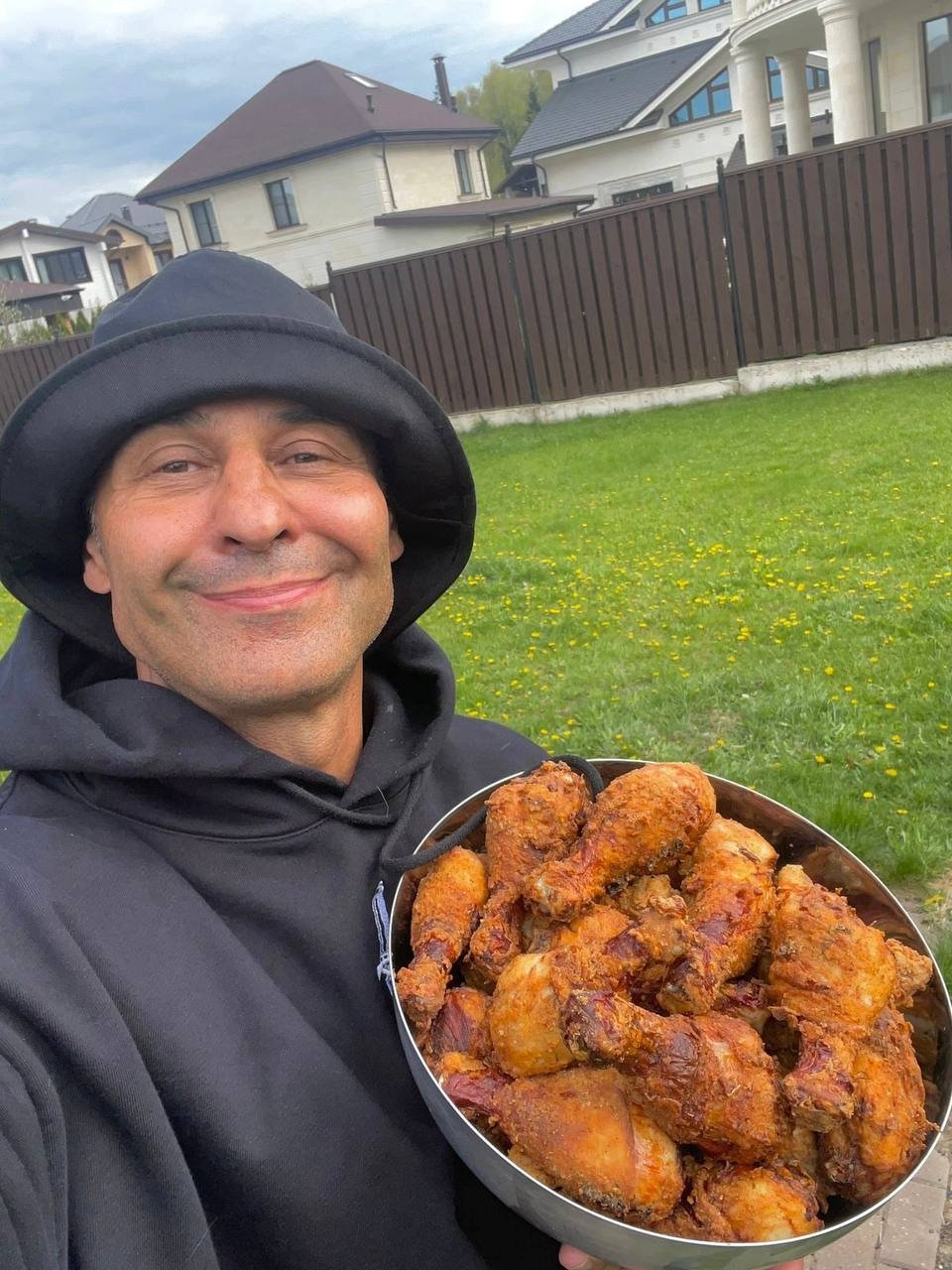 Стас Костюшкин с готовым блюдом телеграм-канал Стаса Костюшкина (18+)