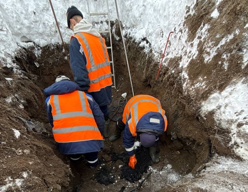 Специалисты водоканала работают на месте аварии Камчатский водоканал