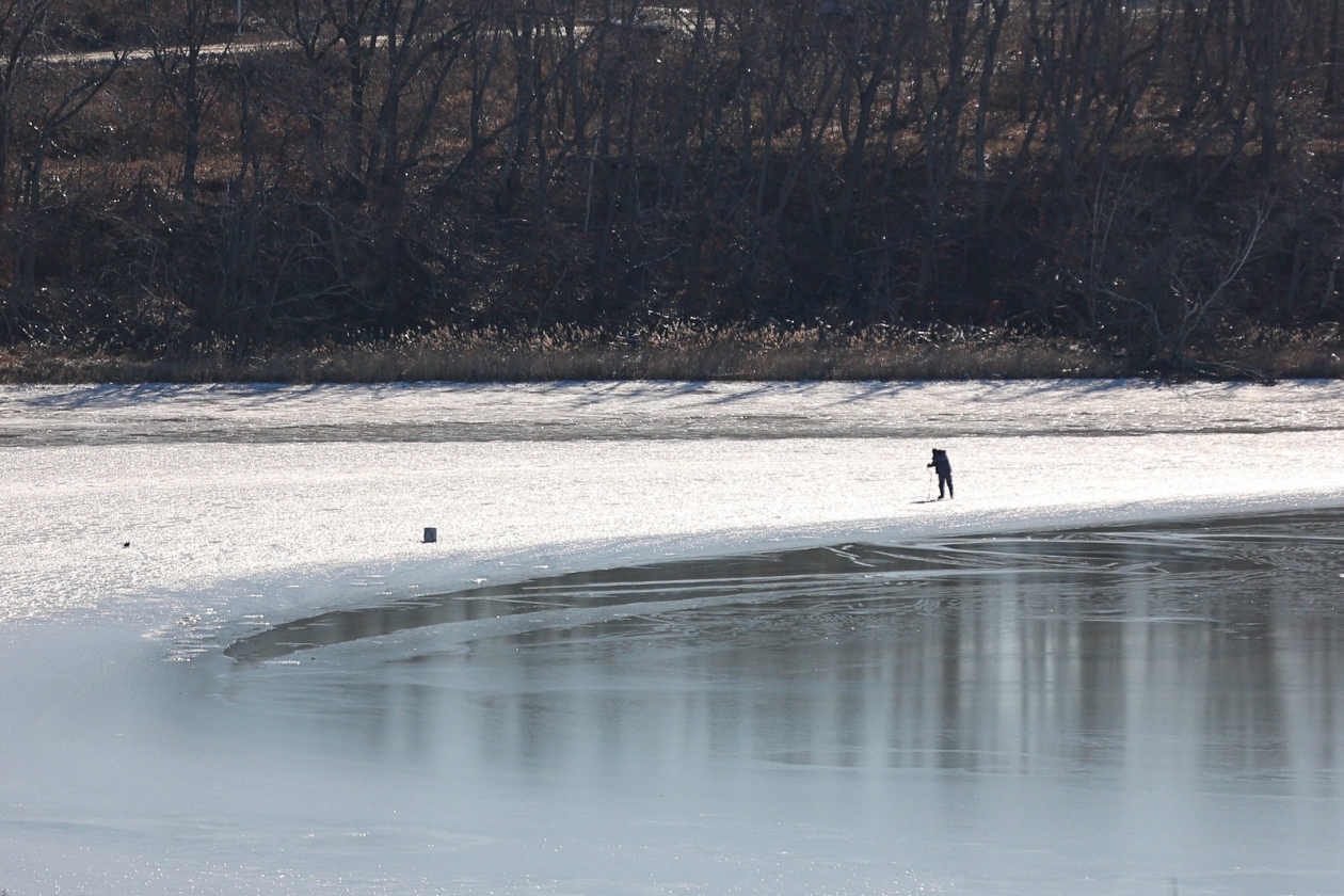 Зимняя рыбалка, лед, рыбак Илья Аверьянов, ИА PrimaMedia