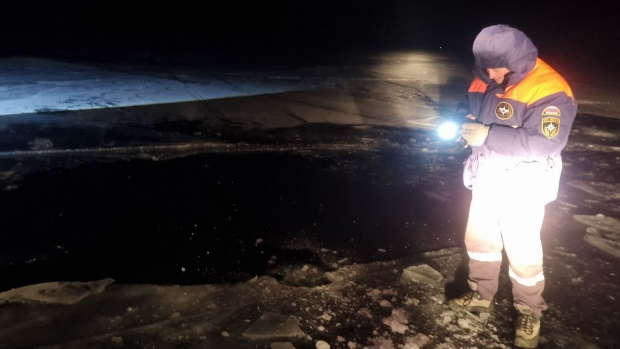 Легковушка провалилась под лед Байкала, утонули два человека СУ СКР по Иркутской области