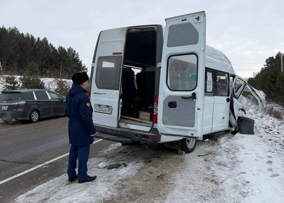 Пассажирская &quotГазель&quot врезалась в автокран, идущий впереди прокуратура Амурской области