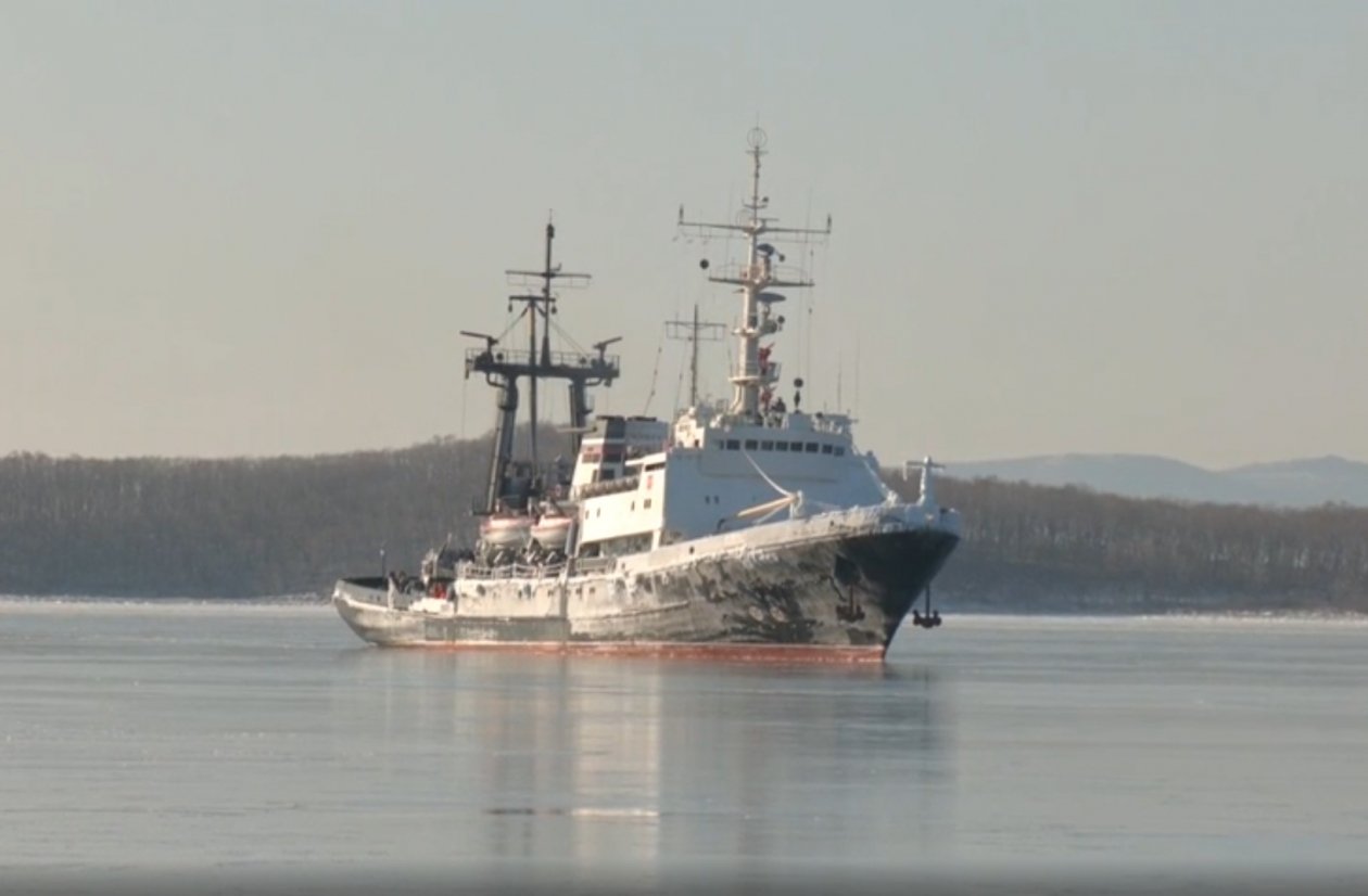 Военное судно ТОФ &quotАлатау&quot, спасшего человека, вернулось во Владивосток Скриншот с видео пресс-службы ТОФ