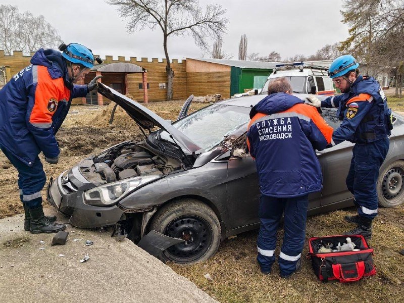 Водителю стало плохо за рулем и он врезался в бетонное основание в Кисловодске Администрация Кисловодска