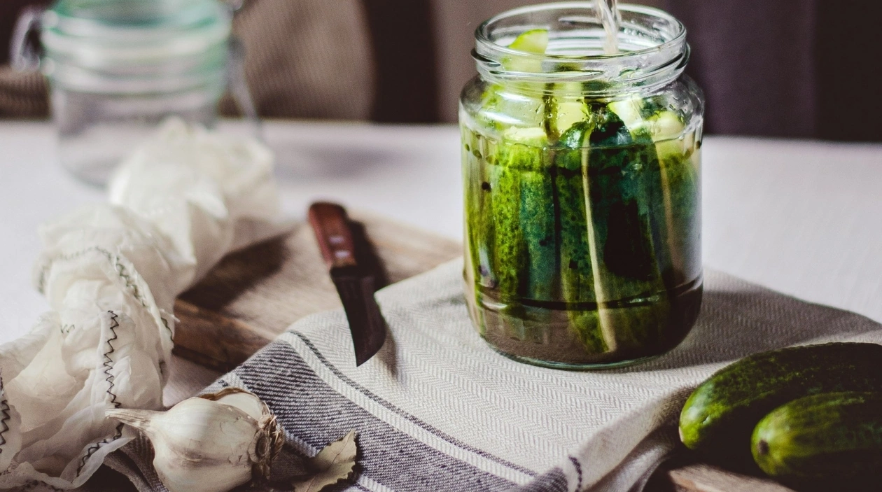 Хитрость с фольгой: создаю эффект погреба прямо на кухне — и банки стоят идеально до самой весны unsplash.com/@allwithzest