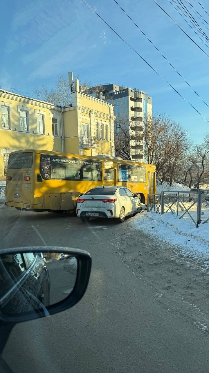 Иномарка врезалась в пассажирский автобус в Иркутске ИА IrkutskMedia