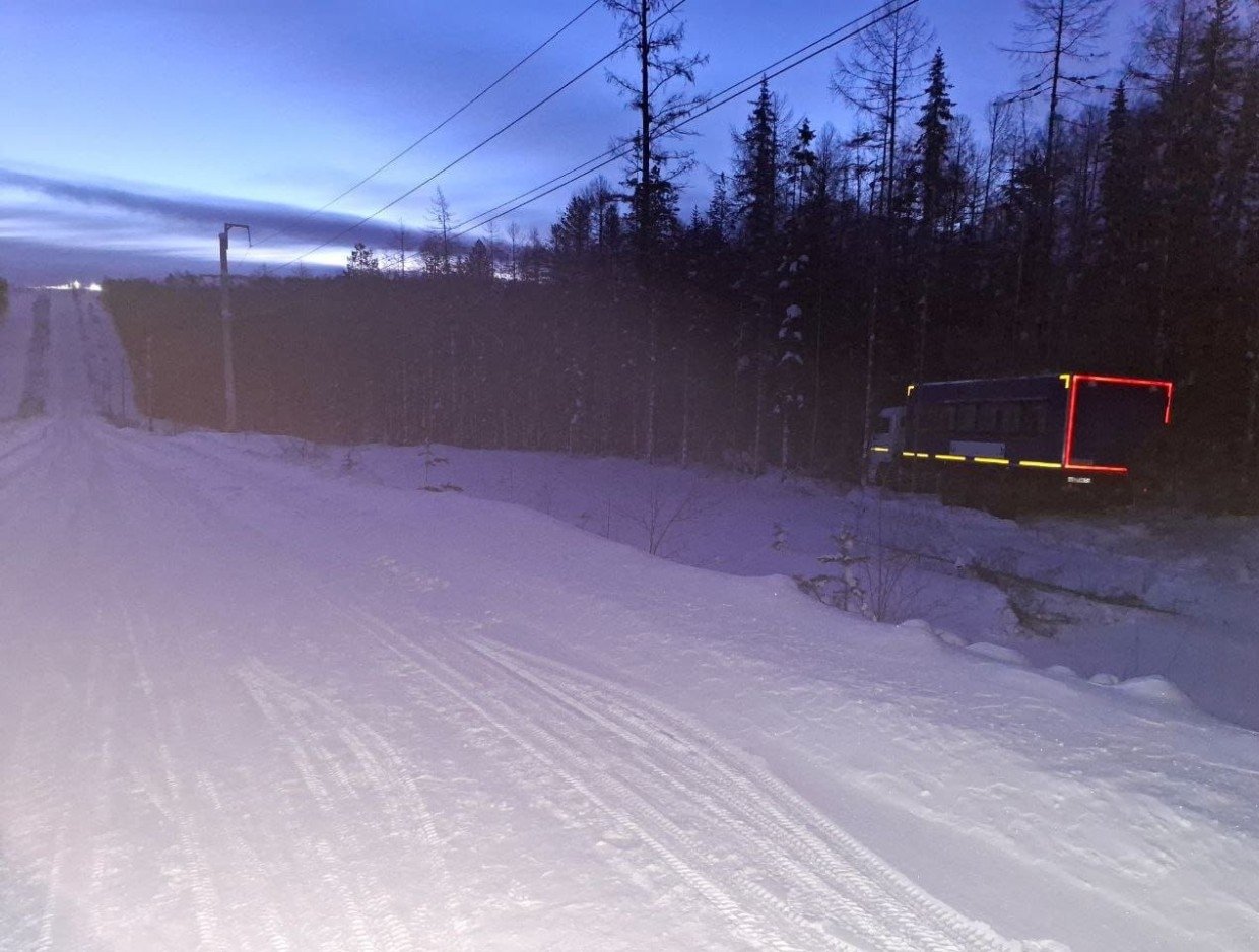 С трассы в Якутии большегруз съехал в кювет-пострадали три человека Госавтоинспекция