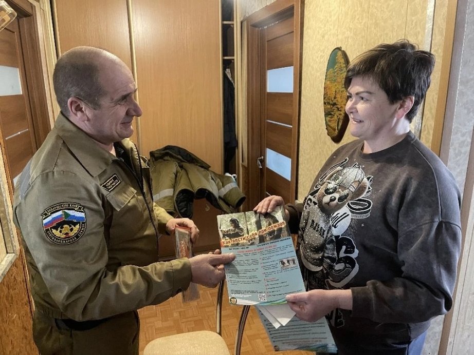 Пожарные извещатели продолжают устанавливать в домах жителей Хабаровского района Сайт администрации Хабаровского муниципального района