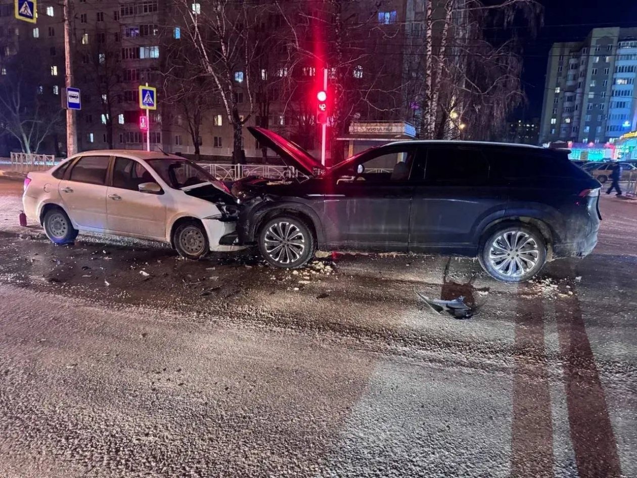 Два автомобиля столкнулись в вечерний час пик на 50 лет ВЛКСМ в Ставрополе Госавтоинспекция Ставрополья