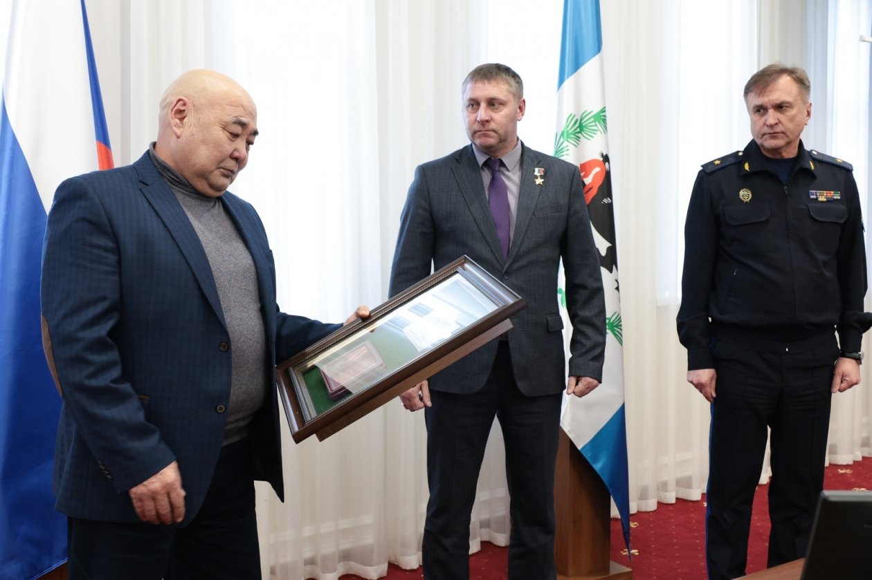 Орден Мужества передали отцу погибшего пограничника из Ольхонского района Пресс-служба правительства региона